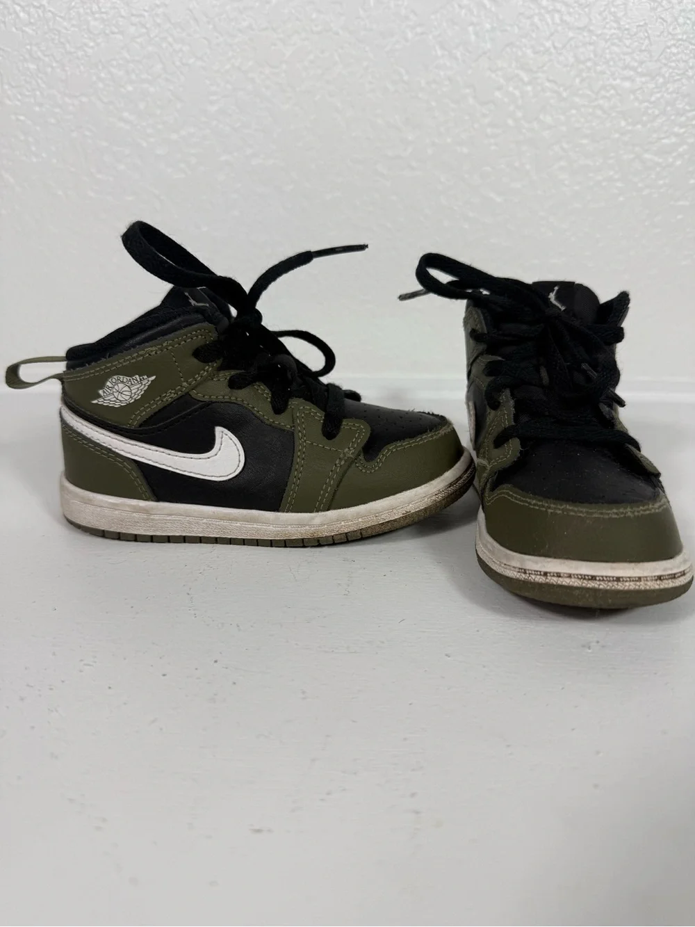 Nike Toddler Green and Black High-Top Sneakers with White Swoosh 8C